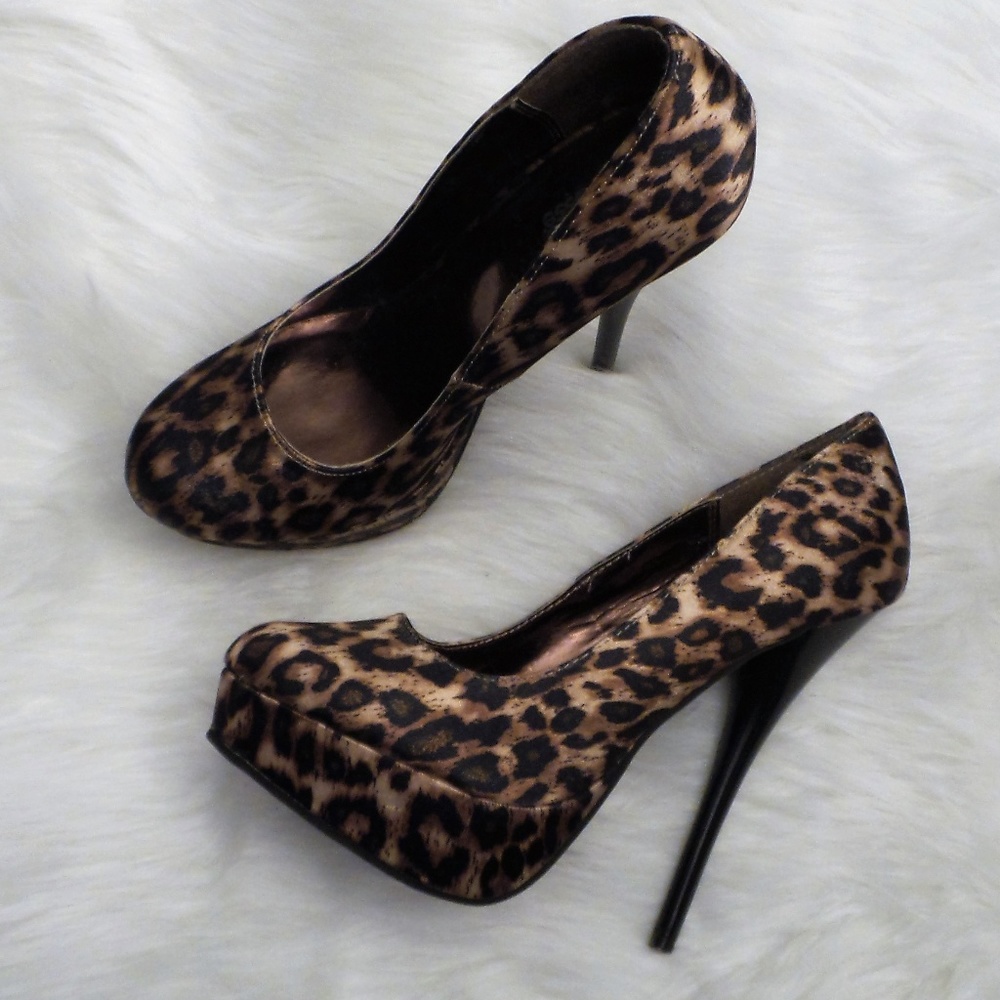 CHARLOTTE RUSSE Leopard Print Heel - Picture 1 of 6